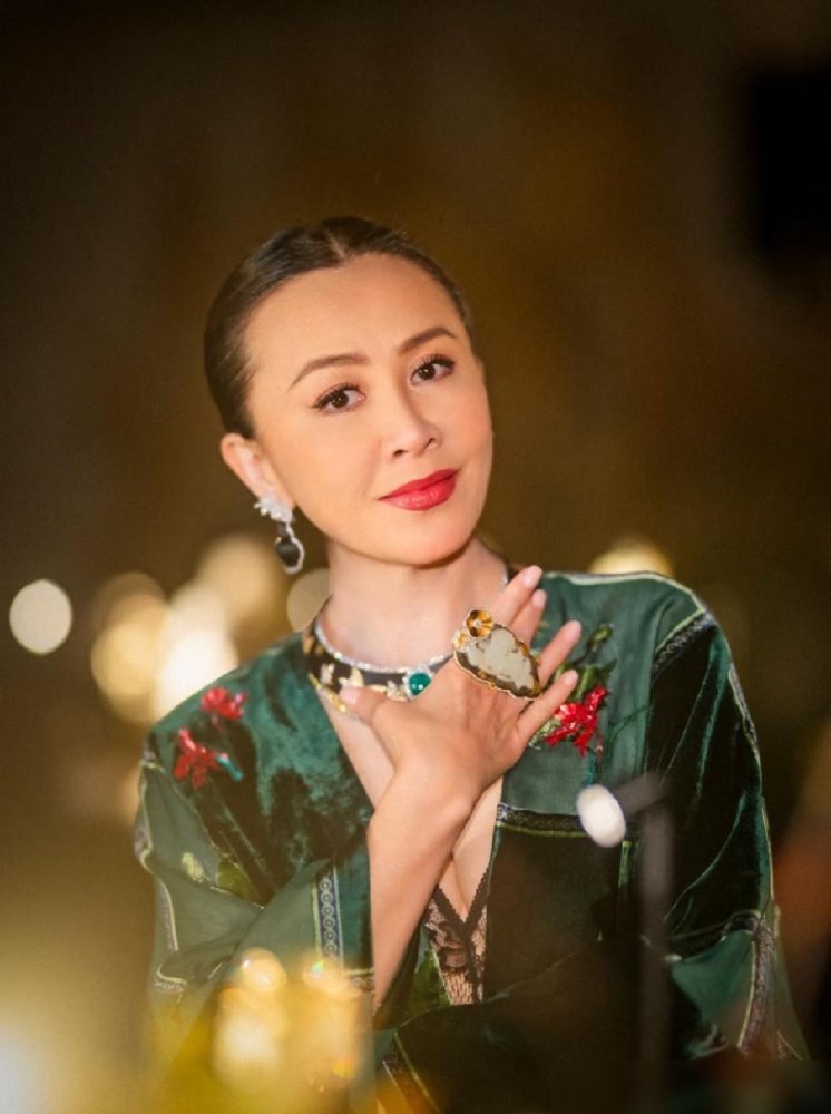 刘嘉玲这身墨绿缎面配正红内搭，往那一站，年轻小花真压不住。
不是脸没老，是那股劲儿太稳了。别人穿国风像拍写真，她穿得像回家。
再看她敦煌那组暗黑女王照，黑斗篷金刺绣，大漠风沙里拍金饰广告，58岁的人，眼神比沙漠还干。
她最近说得更直白：夜店不去了，重心就是照顾梁先生，搞健康。
还撂了句狠话：