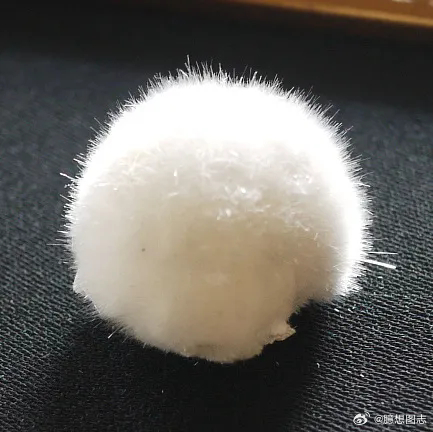 19世纪英国灵视学者亚瑟·哈罗声称自己发明了梦境提取器，能够采集人的梦境碎片。据称，梦境提取器可对深度睡眠状态下的人类潜意识进行精神频率捕获，将游离、无形的梦境信息从意识场中剥离、固化，最终转化为可长期保存的实体物质。所有经该装置提取的梦境碎片，呈现为白色细结晶簇外观，整体呈蓬松绒球状，结晶纤维细密向外舒展。人类皮肤直接接触该梦境碎片时，会触发特定精神感应。接触者意识清醒，不会陷入昏睡，却可被动接收陌生的梦境片段。亚瑟·哈罗解释道，该感知机制的原理是：白色结晶簇内部完整封存着原梦境的基础脑波频率。当人体触碰样本，样本会与接触者的大脑皮层产生低频脑波共振，将结晶内储存的原始梦境数据，以无逻辑、碎片化画面与感官体验的形式，短暂投射至接触者的认知中。接触者接收的内容多为零散场景、模糊情绪与无关联的记忆残片，但长期大量接触会造成意识入侵、精神损伤或认知错乱等不良后果。如今，梦境提取器早已遗失，但位于英国伦敦布鲁姆斯伯里区的霍尔巴赫灵智实验学博物馆中仍然保存着这些所谓的梦境碎片。ドモヤン