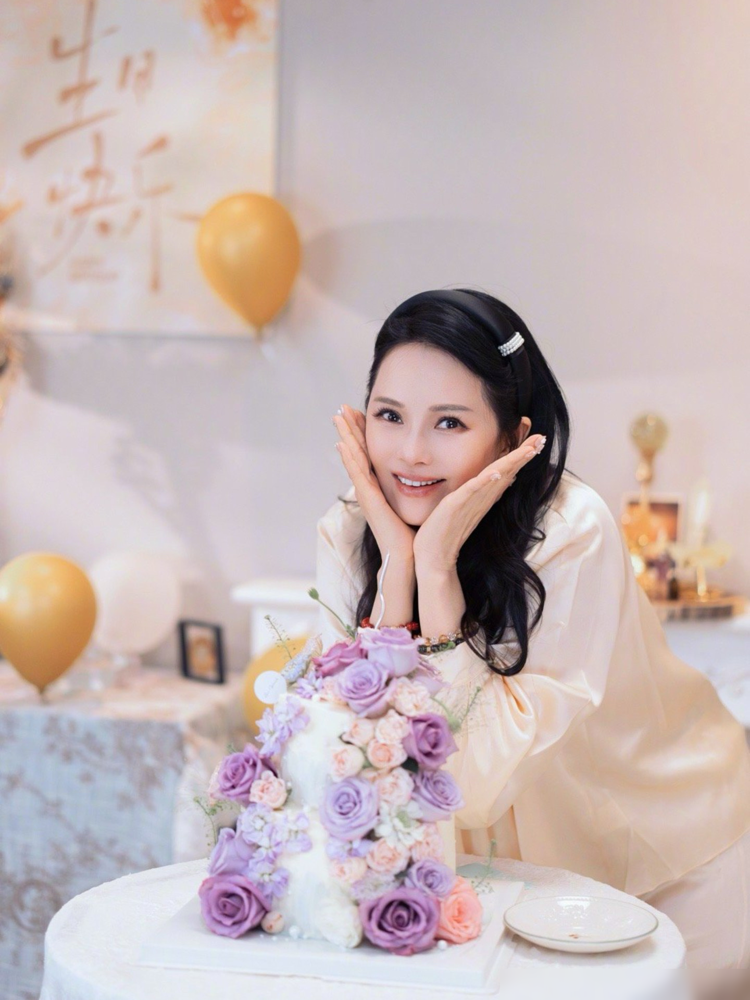 伊能静47岁拼了命给秦昊生闺女，全网都说她精明，用孩子捆住小10岁的丈夫。
结果秦昊在节目里原话：我娶的是你，不是你的子宫。秦妈妈更直接，对着镜头说有米粒就够了，身体最重要。
外界算盘打得噼啪响，人家婆家压根没接这茬。伊能静自己直播也怼过：生孩子纯粹是喜欢养孩子，不是拿来堵婚姻漏洞的砖头。
秦