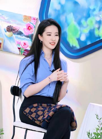 刘亦菲蓝衬衫黑裤一出，娱乐圈那些硬凹造型的该脸红了