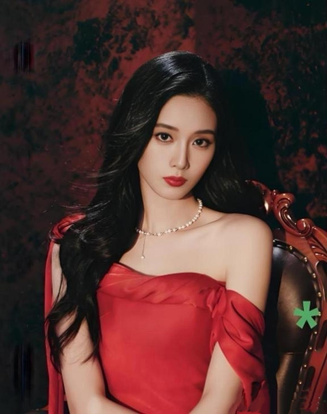 徐艺洋的这段经历，其实给很多女生提了醒。当初她和黄子韬结婚，不少人以为她就此安心做豪门阔太，可婚后的她依旧保持着自己的节奏。机场里一身朴素皱巴巴的棉袄，自己拉行李箱赶路，褪去舞台上精致偶像的光环，坦然面对路人镜头。
她没有被“黄太太”这个标签束缚住，照常跑通告，不刻意维持完美人设 ​