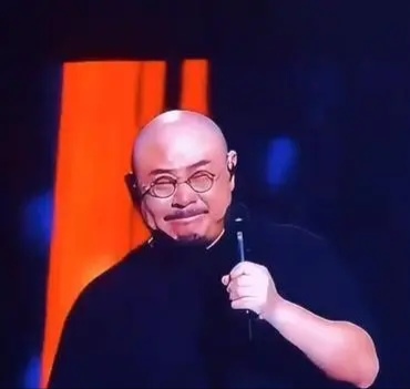 别把刀郎当成无所不能的神仙，他不过是一位扎根民间的艺人。当年马云也曾被众人捧得如同神明，最后事实却证明，只有属于时代的马云，不存在属于马云的时代。刀郎从来不是什么一跃成神的特例，不过是恰好赶上了时代的声场，让他的歌声传到了无数人的耳边。没有铺天盖地的营销造势，没有刻意打造的人设滤镜，他只是攥着满肚子
