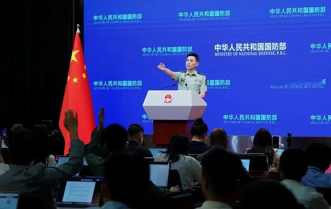 台海局势信号拉满！国防部对外释放重磅立场，人民军队已经严阵以待。任何分裂图谋、外部阻挠都挡不住祖国统一的大势。分裂势力不要心存幻想，接下来会发生什么，早已没有悬念。
 
8月27日下午，国防部例行记者会上，新闻发言人张晓刚大校的每一句话，都砸在台海局势最敏感的神经上。
 
这场记者会开了70分钟，媒