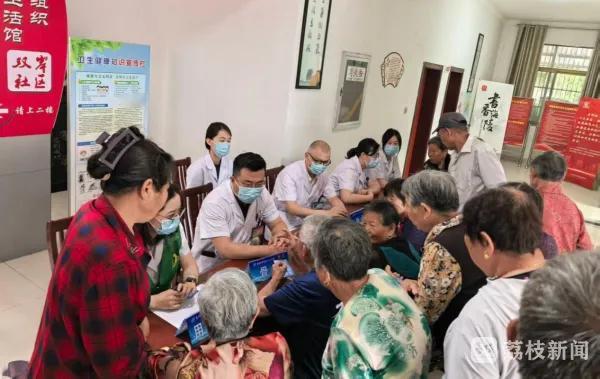 【以实干暖护万家健康，这家医院获评江苏省先进基层党组织】近日，江苏省卫生健康委、江苏省广播电视总台联合推出“江苏好医生·江苏好护士”融媒体行动，聚焦省内先进典型，讲述他们的仁心大爱。

在泰州，有这样一群白衣医者，以党员初心坚守岗位，以实干担当守护民生健康。他们将“为人民服务”的初 ​