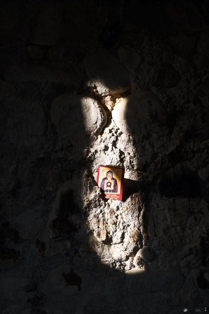 Manavi Fortress是一座废弃的中世纪山城堡，开车前往的道路崎岖并不容易，但来到这里便很容易理解为什么古代人非要在山顶修一座城堡来御敌。站在城堡上能开阔地看到眼下的河谷的高原，10多公里开外都一清二楚。18世纪初这里曾是卡赫季王国的重要政治中心，现在能看到的只剩下石墙、塔楼和教堂遗迹了。 ​​​