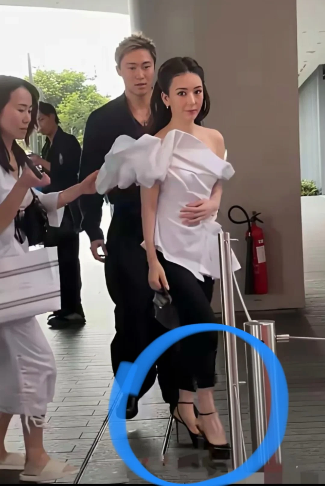 头一次看到方媛这么细的鞋跟