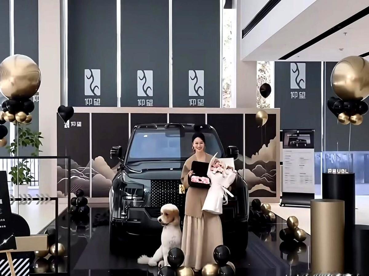 48岁的倪虹洁提了辆130多万的电车，落地上路奔着135万去了。

10月23日现场视频流出来，她穿了件卡其色斗篷上衣，头发盘得利利索索，提车还不忘带着自家的宠物狗在车前合影。

当年演“祝无双”在圈里摸爬滚打这么多年，低调是真低调，但实力也是真硬气。百来万的纯电车，说拿下就拿下。花自己的血汗钱给自