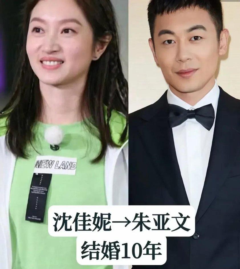 谁能想到，在戏里飞檐走壁、扛起几百亿票房的硬汉吴京，结婚十四周年居然给谢楠发了一句“谢谢你娶了我”。
这话要是换成别的小鲜肉来说，多半被骂油腻做作立人设，可偏偏是从吴京嘴里蹦出来的。
当时谢楠在台上录乘风破浪，又唱又跳正发光，这位票房巨头倒好，胡子拉碴在家里老老实实带孩子，转发老婆的动态只有一句