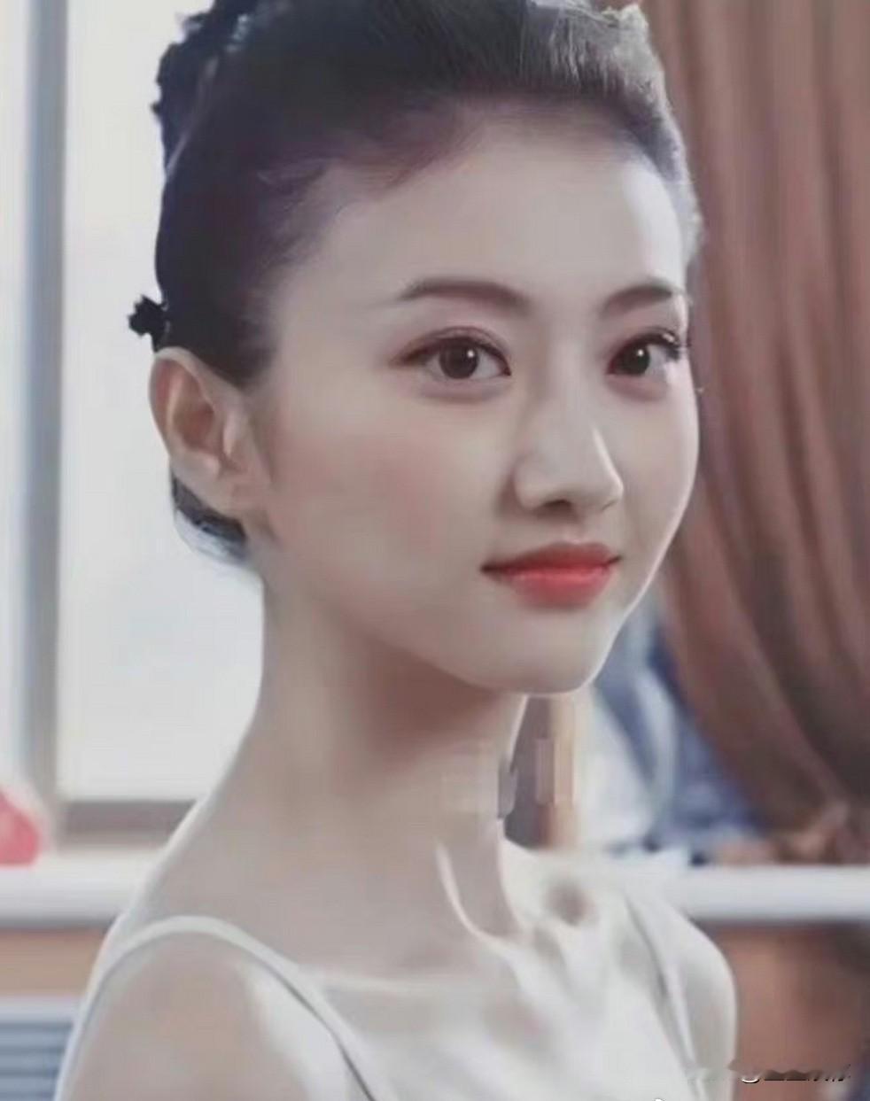 美女想要打破“红颜薄命”的魔咒，我始终认为关键两点：好家教，多读书。回看景甜走到如今的局面，恰恰这两样都缺失了。她16岁还在北京舞蹈学院读书时，就结识大自己19岁的初恋，对方时常开豪车到校接她。十六岁尚且未成年，心智还未成熟，面对年龄差距悬殊的对象，父母却没有及时约束管教。

早早被物质包裹，缺少家