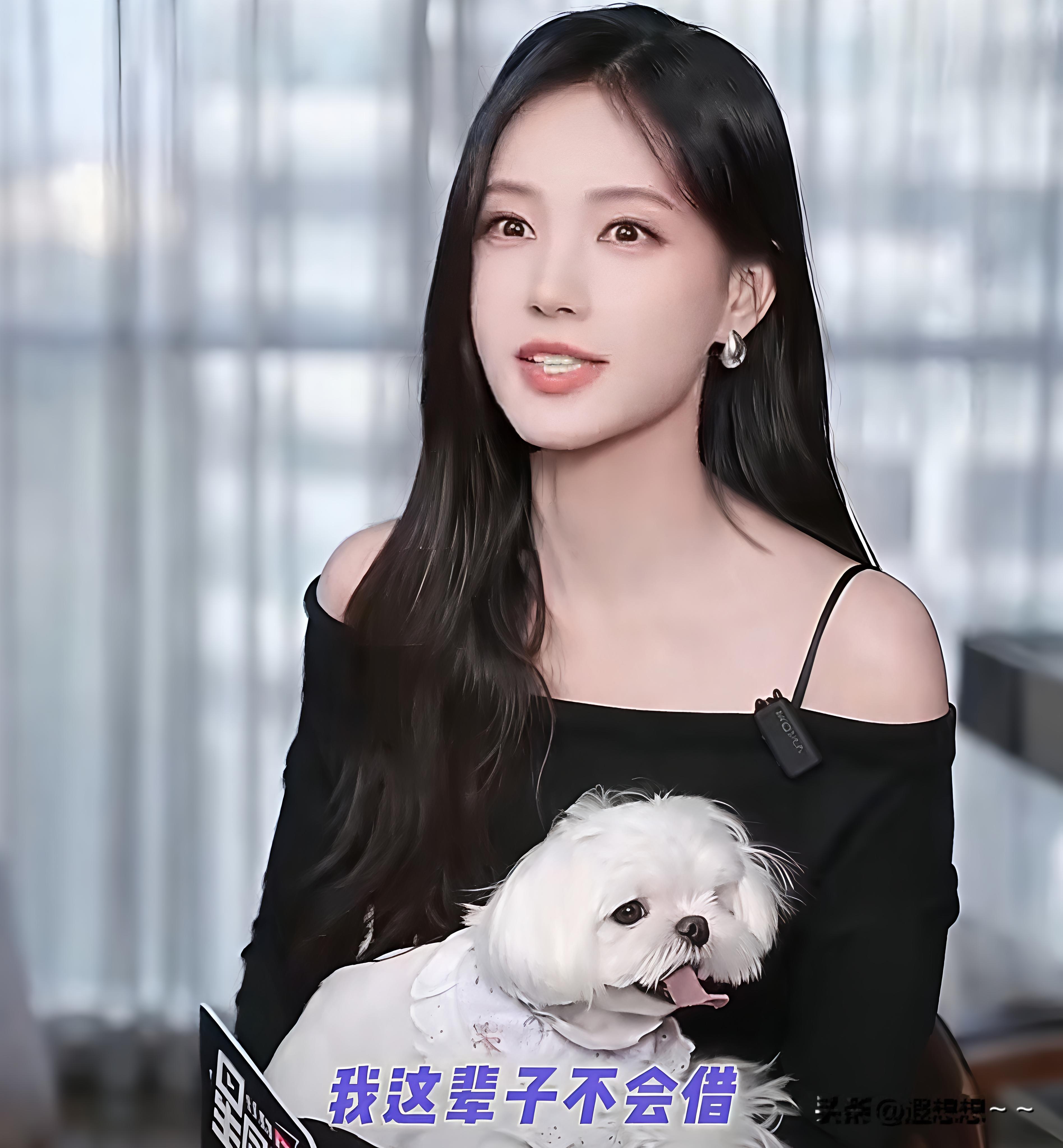 李一桐不会借钱给别人了
不是因为没还
是她这次教训太惨痛………………


她在宣传新剧自曝，被熟人借走了六七位数，对方承诺隔天就还，结果转头就彻底失信，玩起了消失。

李一桐已经选择了报警处理，并且当众立誓，这辈子都不会再借钱给别人了。

她明明在戏里演的是抓骗子的角色，结果到了戏外，自己却结结实实