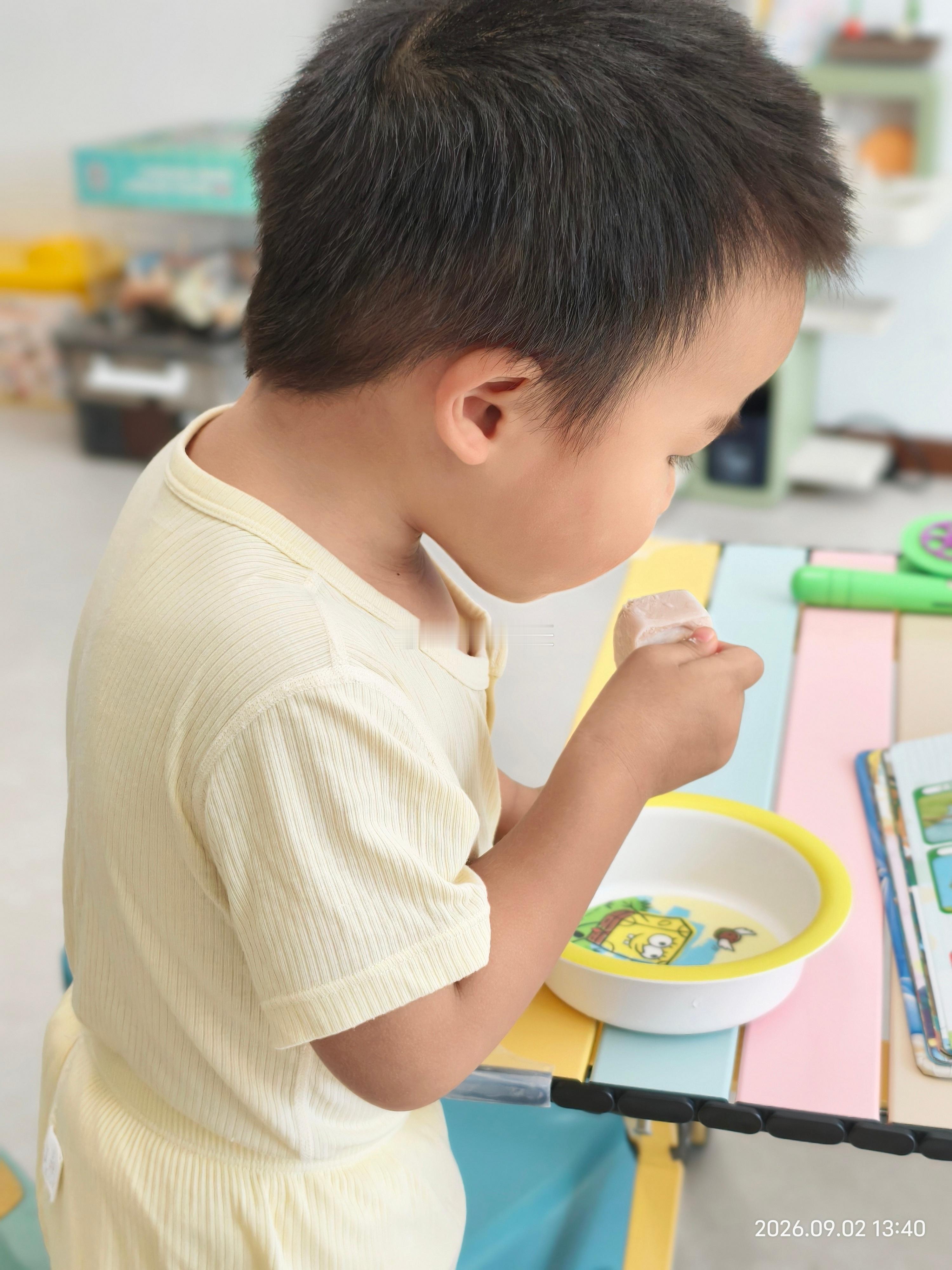 没有幼儿园文凭就是好糊弄，我吃冰棒，他吃酸奶冻的冰块，还吃得贼开心，就是不好意思啊为娘掰的棍子太短了。 ​​​