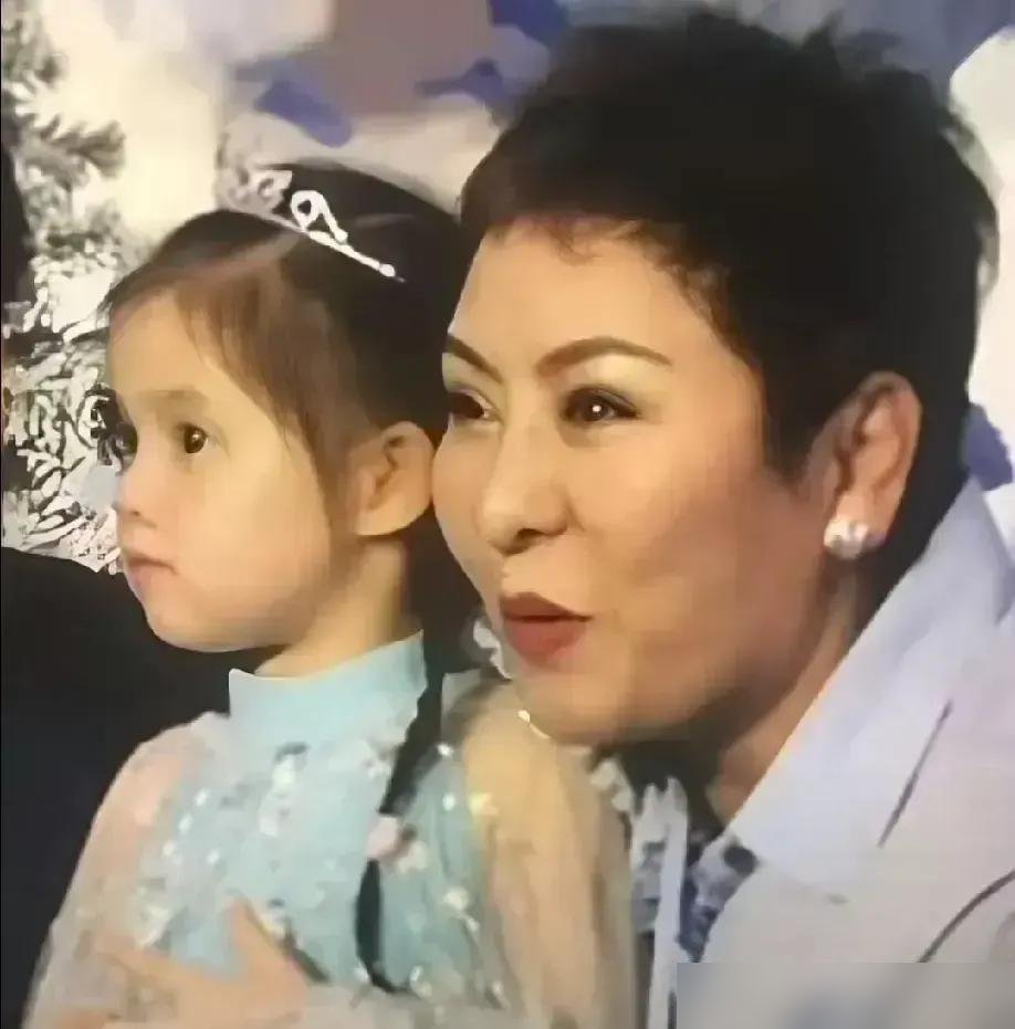 郭碧婷她爸直接把外孙正脸甩网上了，4岁向笙那眉眼，跟向佐一个模子刻的。
评论区全在喊基因太强。
可另一边向佐上节目说的话才有意思，他说郭碧婷跟向太唯一的共同点，就是能持家。
这话你细品。向太自己都承认，向佐是个“大小孩”，郭碧婷等于一个人带仨。
郭碧婷之前也说了，孩子是她主动要生的，向佐大部