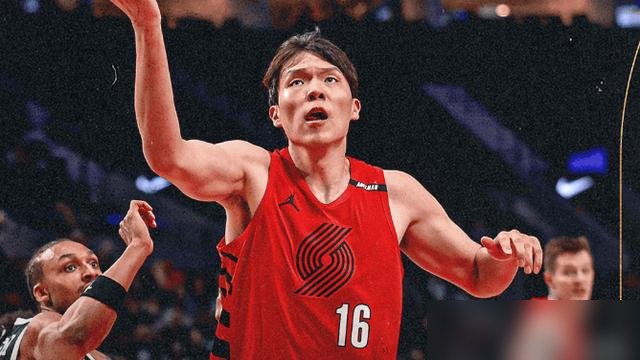 罗威一歇，机会全给杨瀚森了，这小子直接把伦敦雄狮内线给拆了。
21分钟，8中6，三分都有，13分4板4助攻，0犯规。第三节直接进首发轮换，单节7分，第四节上来就是一记双手暴扣。开拓者官方赢球海报都把他放上去了。
主教练诺里赛后点名：打球方式非常正确，传球极其出色。队友莫兰特也说，他进步大到已经能