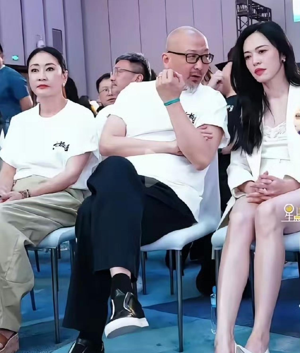 管虎的心是真大，大庭广众下把原配晾在旁边跟美女聊得火热！
2025年暑期档电影发布会现场，管虎带着妻子梁静出席，跟姚晨坐一排。管虎一米九的大个子整个身子侧向右边，跟姚晨聊得热火朝天，身子前倾，距离极近。而坐在他左手边的正牌妻子梁静呢？起初一言不发，双唇抿紧，嘴角往下撇，两腮肌肉绷着，显然是咬紧了后槽
