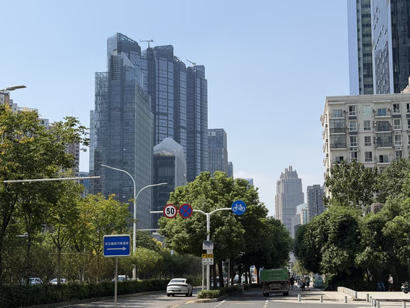 买房卖房一些民事活动防纠纷小细节：
1.定金和订金的区别你们自己去百度，已经是大众知识。
2.借条和欠条法律效力的区别。借条法律效力大于欠条，仅有签字按手印得借条，法院更倾向于承认其合法性，而仅有签字按手印的欠条，往往还需要其他的证据证明欠条的真实性，一般需要提供银行往来流水。借条若无规定利息，按照目前最高的银行基准利率算利息，欠条若无规定利息，则没有利息。
3.任何资金往来，若有法律风险，一定要留小票或者凭条，上面记录款项流入账户，账户户主名字，金额等信息，表明真实发生。
4.没有银行记录流水情况的纠纷，比如你借给一个人十万，你只能拿出来欠条，没有资金记录，你这个钱，很有可能要不回来了，目前法院越来越不支持。
5.诉讼时效。你借给一个人十万块钱，已经三年，即使你能够证明纠纷事实，可以按照法院要求拿出证据，法院也不会支持，因为有诉讼时效，两年时间，你不起诉，法院认为你维护自身权益不积极。不过诉讼时效好像延长了不少，现在变成了6年还是几年。
6.资金流水要与纸质欠条或者借条金额一致，...
