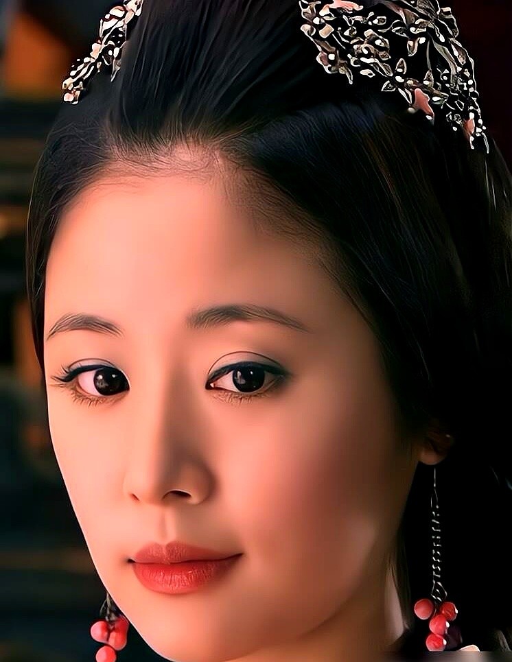 “夏天绝不拍古装！”林心如撂下硬话推开剧本，选角瞬间陷入死局。

于正死咬着牙，宁可停机也绝不找人凑合。就在剧组彻底卡壳时，林团队突然连夜打来电话。

原来她随手翻开前五集，直接被故事死死钩住。她生生咽下自己立的规矩，冒着酷暑一头扎进横店。

美人心计让于正一战封神，林心如也狠狠杀回巅峰。整整几个月