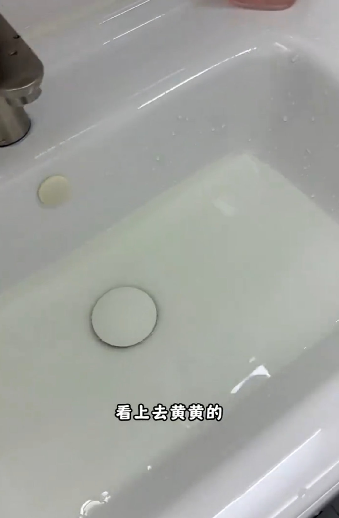 #江苏姑娘网购鹤岗房搬进去后傻眼# [无聊]说白了，鹤岗就是房价极低但就业机会匮乏、收入上限低，配套和发展空间有限，冬天漫长严寒，适合躺平却很难打拼。

目前来看，好像除了放假便宜，其它应该都是缺点了，不然也不会留不住人呐。 ​