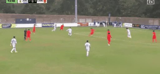 0比3输阿根廷，三场热身赛一球没进。
U17这帮孩子，进攻端彻底哑火。赵松源被抽调去国家队，前场连个能拿住球的人都没有。
名单里倒是有俩在韩国踢球的，金俊虎、金志虎，水原三星的。还有万项，在贝尔格莱德红星。
说白了，不是没苗子，是凑一块不会踢。
10月7号刚被阿根廷灌了仨，后面就得飞伦敦接着