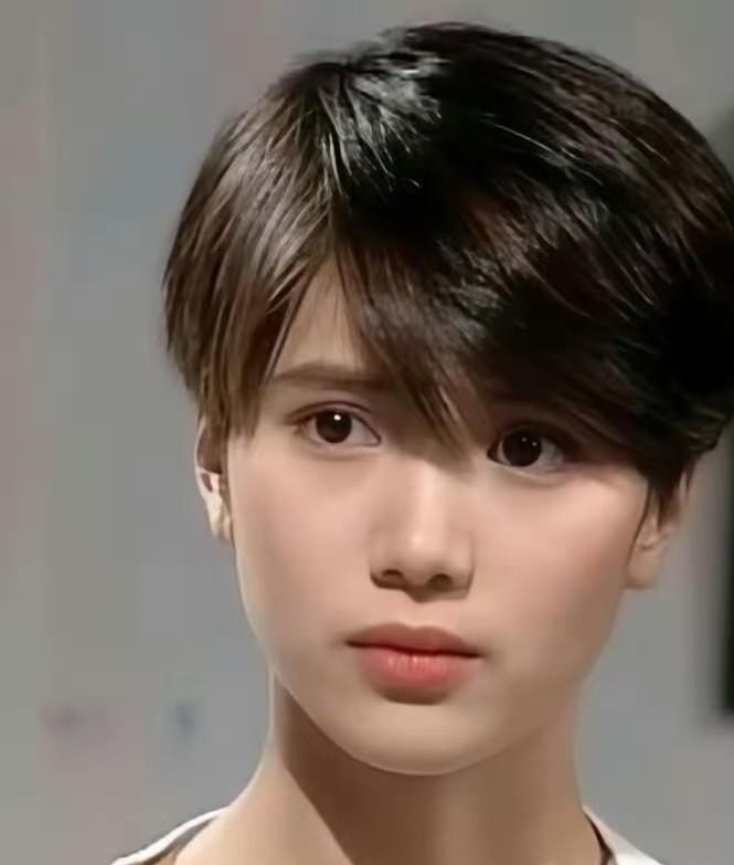 很多人一直想不明白，当年靠短发惊艳了整个港圈的袁咏仪，后来怎么就铁了心把头发越留越长？
说到底，还是枕边人张智霖的一句大实话给劝退的。
当年《新不了情》里的阿敏，《国产凌凌漆》里的李香琴，袁咏仪那个利落清爽的短发造型，几乎成了九十年代港风美女的标杆。带点男孩子气的英气，又灵气逼人，不知道是多少人