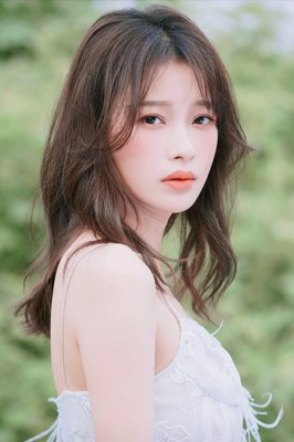 光速辟谣！孙怡深夜送异性回家引热议，本人幽默澄清真相
9月4日凌晨，孙怡被拍到打完麻将后，深夜开车送一名异性回家，画面流出迅速引发新恋情猜测，登上热搜。
当天中午，孙怡亲自发博火速回应，幽默澄清对方是唐艺昕的经纪人，只是顺路接送朋友，并无特殊关系。
她轻松调侃化解舆论风波，大方坦荡的态度获网友好评，