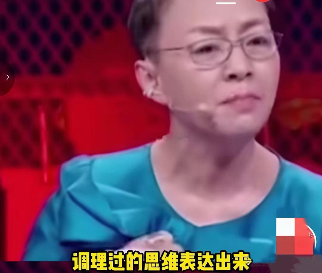 果然，老一辈看人就是准！

有网友翻出早年《奇葩说》里宋丹丹评价蔡康永的一段话，简直一针见血。

她直说：“我特别后悔来这个节目，我旁边这人有磁性嗓音，思路贼清楚，还能把琢磨透的歪理讲得特别顺。他用念散文诗似的节奏，讲的全是离谱到不行的歪理。我长这么大，从没见过谁能把谬论说得这么理直 ​