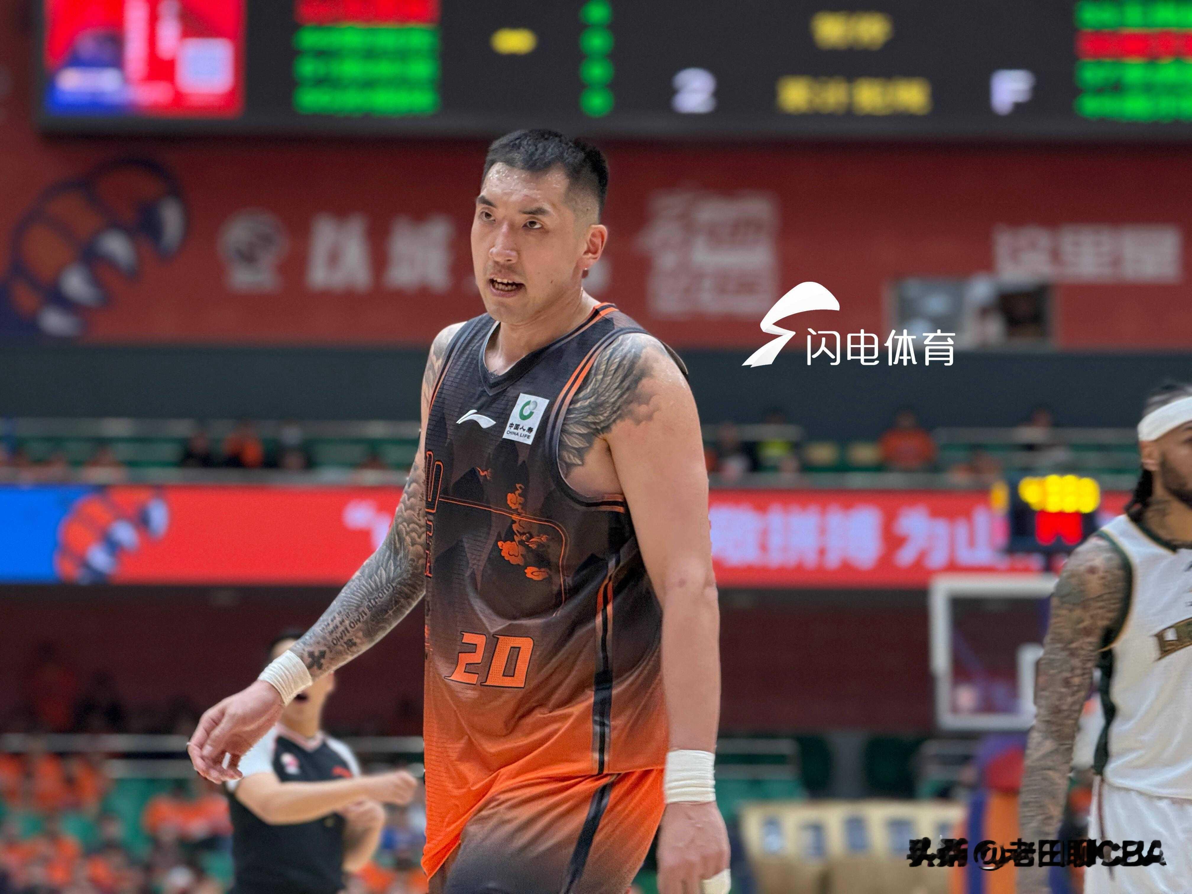 3个现实难题！山东男篮疯狂补强之后，新赛季开局没那么容易😮
 
看CBA这么多年，我发现一个很真实的现象：很多球迷一看休赛期引援名单星光闪闪，就开始畅想球队冲四强。但往往期待拉满，常规赛开打之后落差不小，山东男篮现在就处在这种局面。
 
休赛期山东高速男篮动作真不小。
三名外援全部换掉，签下法耶、班