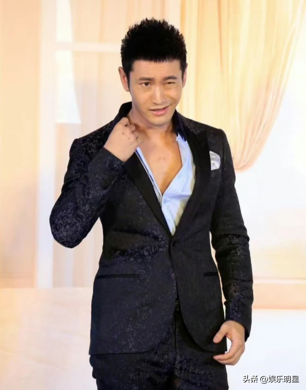 杨幂现场扒黄晓明衣服……

杨幂去油达人……

杨幂：你不是想露吗？我帮你脱了[笑哭] ​​​