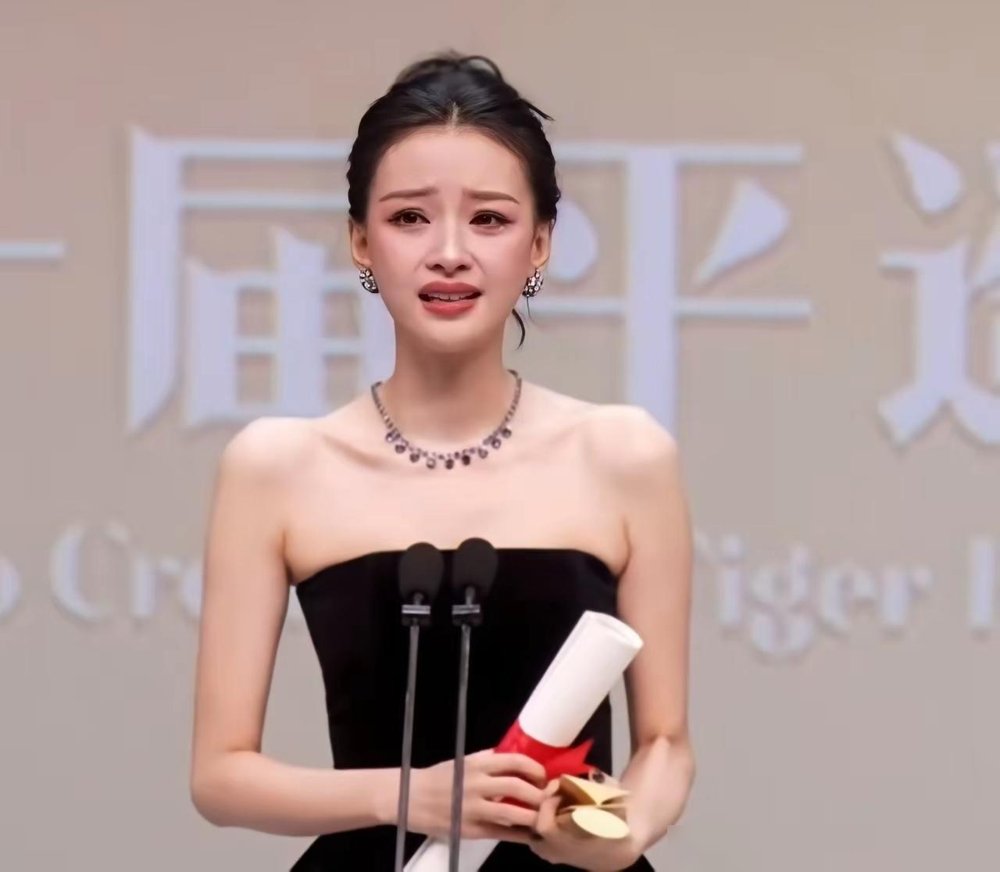 孙怡拿下平遥电影节最佳女主角，镜头给了董子健。
台下的男人眼眶泛红、抿嘴微笑，神态复杂。很多人在嗑“意难平”，可这一幕最耐人寻味的，从来不是什么旧情难舍，而是一个女人彻底挣脱附加标签的时刻。
当年挂着所谓“豪门儿媳”的名号，走到哪儿都被打量是不是仰仗了夫家；体面分开时，又有不少人暗自等着看资源断