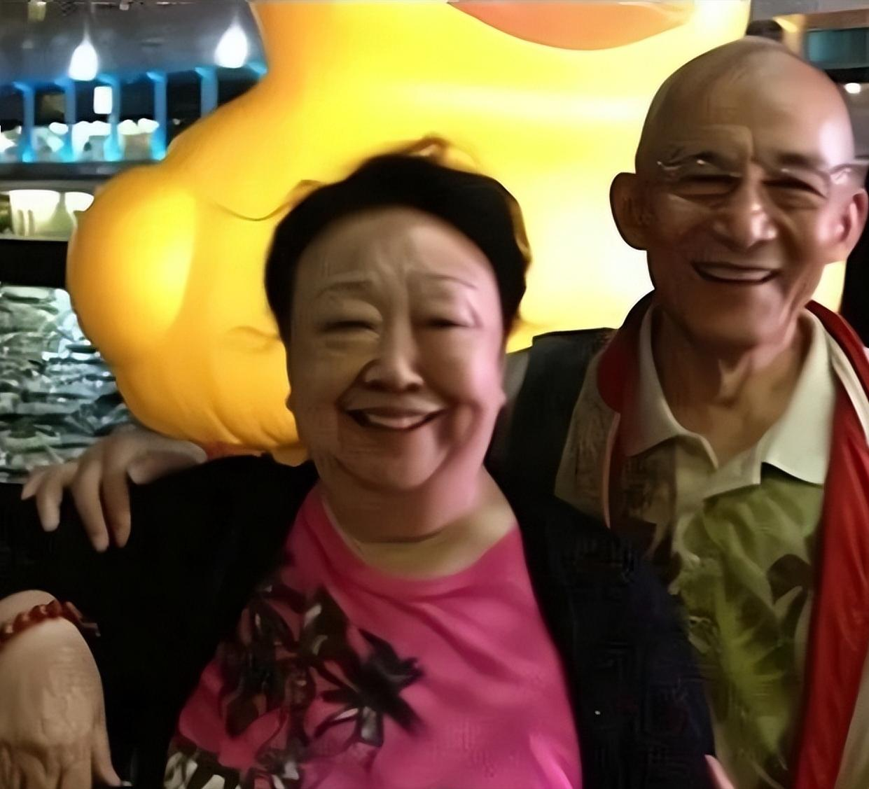 “济公”游本昌去世，最难过的就是老婆杨慧华了吧！两人通过朋友介绍相识，56年结婚，生下一儿一女，相伴近70年。1991年杨慧华确诊癌症，游本昌暂停工作，回家全身心照顾陪伴老婆4年，直到杨慧华病情好转，夫妻俩感情非常深厚。
 
提起游本昌，所有人的第一印象都是那个疯疯癫癫、慈悲洒脱的济公，荧幕里的他，