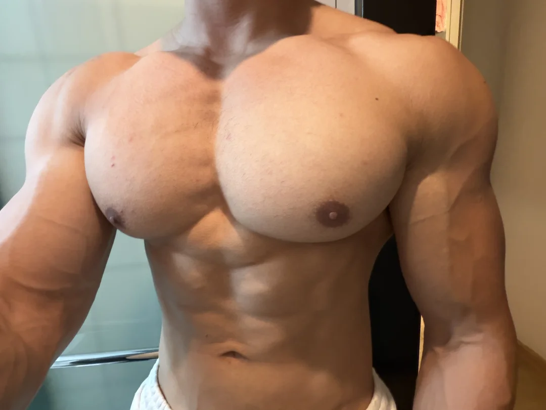 为什么很多人练背，最后却变成了二头肌训练？
	
不是你背部没力，而是每个动作都在