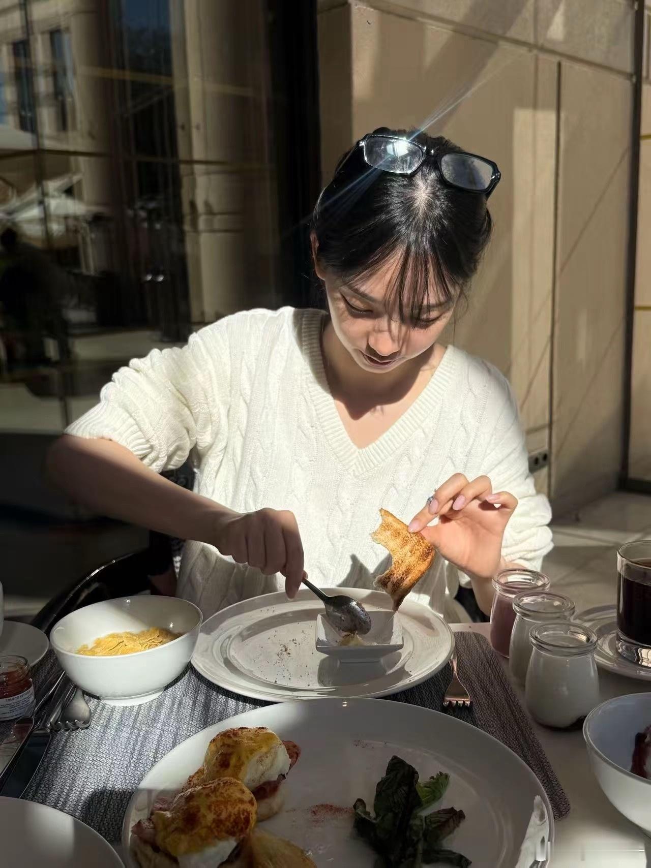 #柳智敏[超话]#  𝐊𝐚𝐫𝐢𝐧𝐚 𝐎𝐧 𝐓𝐨𝐩📍新闻认证“韩国当下最有影响力的偶像”✨官抖发布〖Karina's bounce〗 💽仅用𝟒𝟗天收获𝟓𝟎𝟎𝐰点赞🌠成为团官抖【第一且唯一】突破𝟓𝟎𝟎𝐰点赞的视频📯大𝑇𝑂𝑃效应使前一次回归的舞蹈重新在内 ​