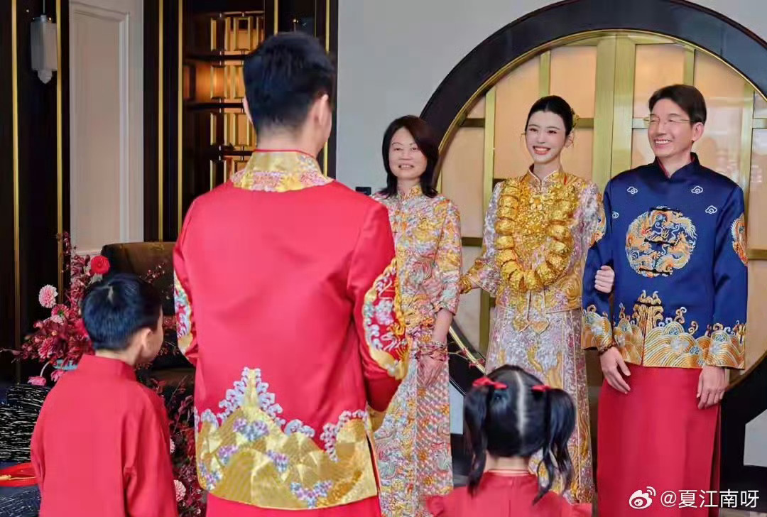 #奚梦瑶晒婆婆赠送的婚嫁敬茶礼#
奚梦瑶晒出澳门答谢宴闭门敬茶仪式照片，身着中式裙褂，婆婆四太梁安琪送上婚嫁金饰，一共 22 只实心港式龙凤镯。颈间叠戴 18 只，双手手腕各 2 只，被网友戏称 “黄金围脖”。按金价估算整套价值近 300 万。港澳婚俗里，敬茶时婆婆赠龙凤镯，代表家族对儿媳的认可与祝 ​