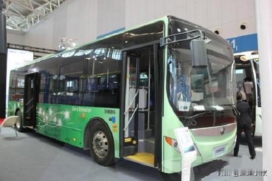 多地公交出现燃油车/增程式车型回潮，并非新能源路线倒退，核心是运营可靠性、全生命周期成本、地域适配性、财政压力多重现实因素叠加，主要原因如下：
 一、低温环境下纯电公交续航严重缩水，无法保障运营
 锂电池受低温物理特性限制，北方高寒地区冬季气温低，电池活性大幅下降，叠加暖风制热耗电，标称续航普遍腰斩