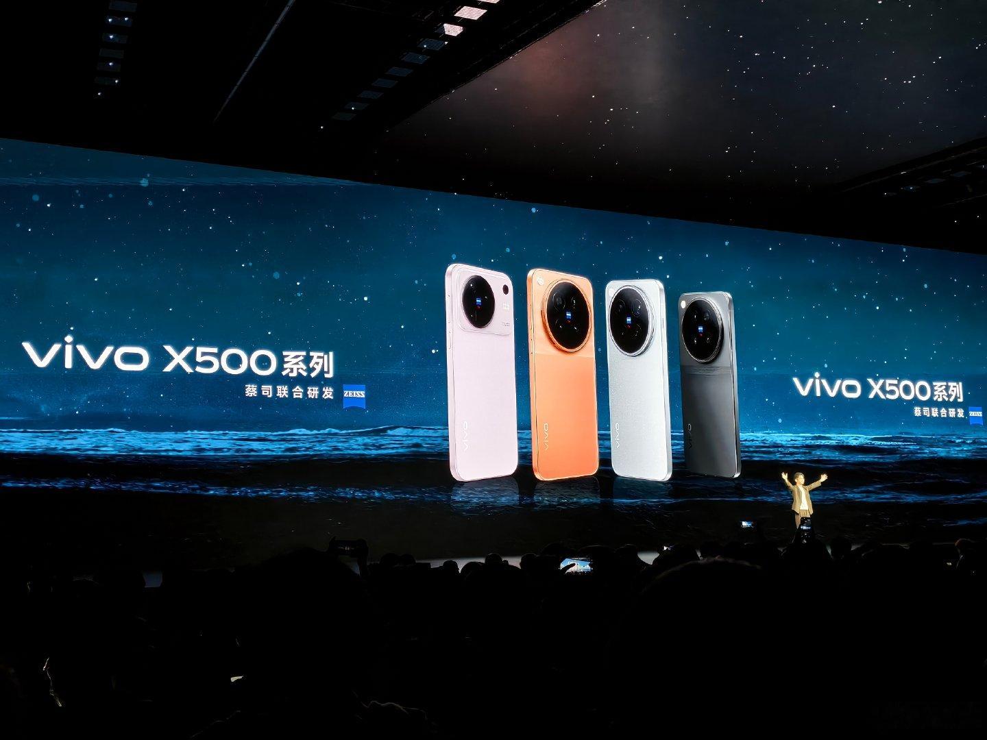 #灭霸500# 
X500 延续了蓝厂一直以来的设计语言，一共发布三个颜色，搭载 OriginOS7 系统，液态动效特别好看，久用 72 个月也能确保丝滑。 ​