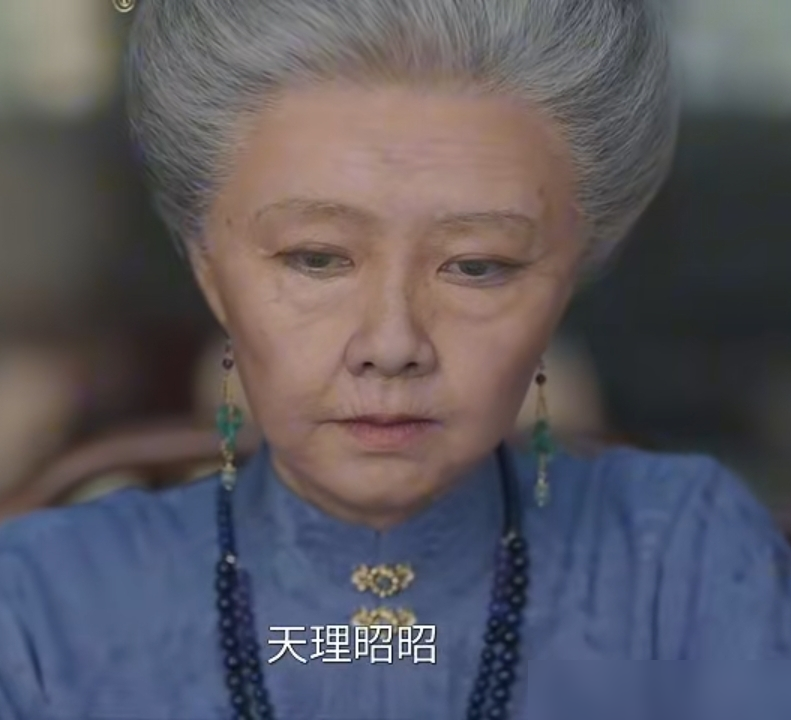 他亲手烧了沈家翻案的证据，就为了让她当一辈子丫鬟。
《兰香如故》大结局，林锦岐从她进府当三等丫鬟那天就认出来了，这是沈家小姐沈嘉兰。他不说，还越捂越严实。户籍纸卷、祖传玉佩，全丢火盆里，烧得干干净净。
平定海匪回来，旧伤复发，50岁死在她怀里。临死前跑月老庙求了根红绳，系两人手腕上，就一句：下辈