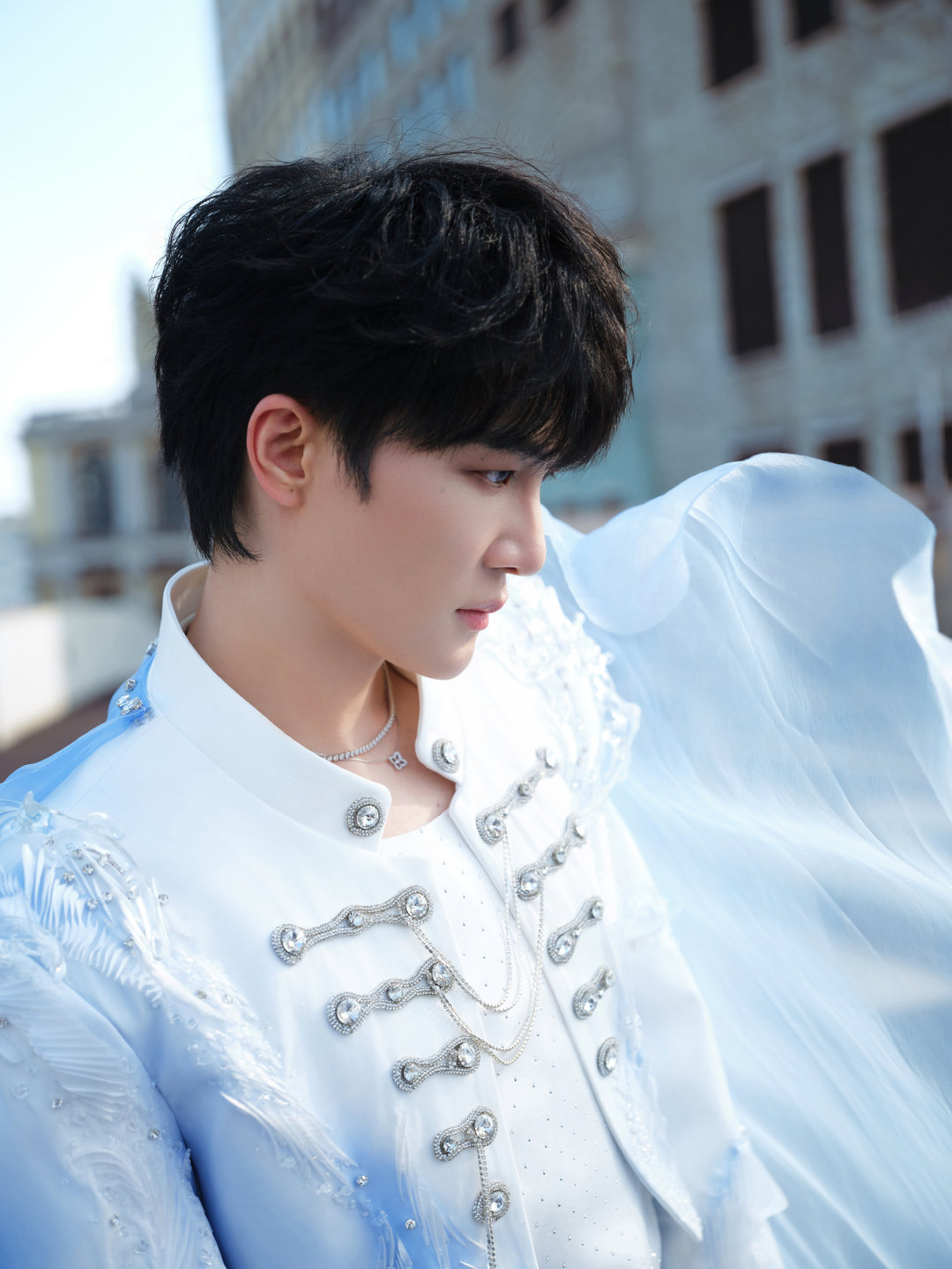 歌手佩戴 Lotus by DE BEERS 系列、
DB Classic 系列美钻臻作，
亮相2026#TMEA腾讯音乐娱乐盛典#。

流光交辉，与风共舞，
定义自我韵律。

#戴比尔斯时刻#
#戴比尔斯莲花系列# ​