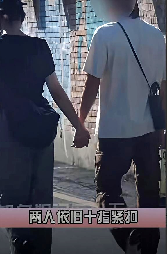 刷到那条街拍时，底下评论齐刷刷问白百何到底离没离。
真是够了。

一个四十多岁的女人，跟谁走一起，拎个包、牵个手、捏下腰，又不是立案调查，凭什么替人家查户口。
想起从前单位一个姐，离婚快两年了，愣是没人知道。
婚戒没摘，拿红绳串了挂脖子上，大夏天穿短袖也露着。

别人问，她就说戴习惯了。
私下聊起来