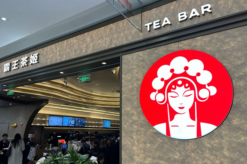 郑钦文夺冠次日，霸王茶姬推出“买一送一”，结果小程序崩了、门店爆单，有门店待做订单接近500杯，店员只能口头劝退顾客。品牌随后发放1350万元奖励一线员工，被夸“有事真大方”。但另一边，有加盟商称原料成本由门店承担、品牌方每杯补贴约3元。流