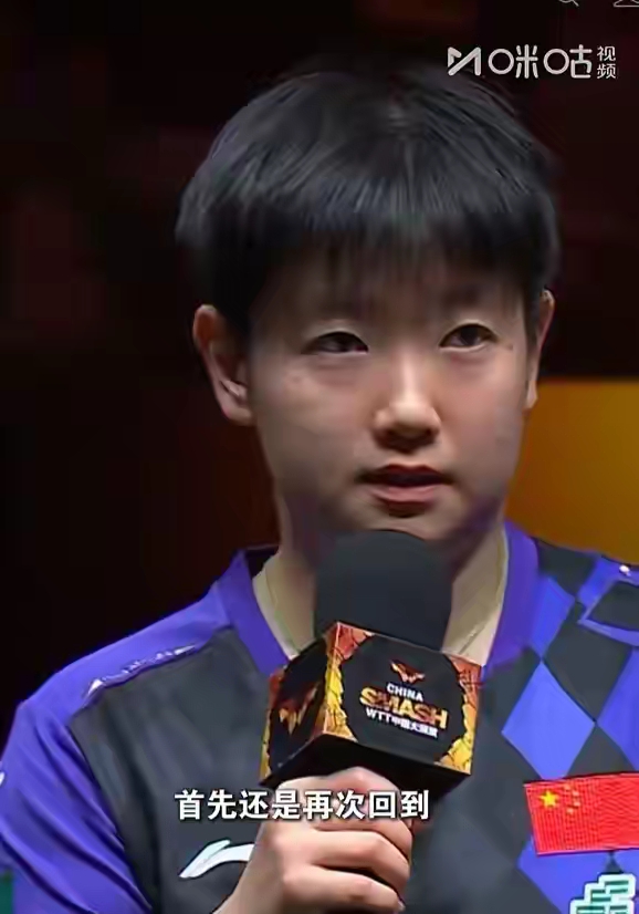 2026WTT中国大满贯女单1/32赛，孙颖莎3比1战胜叶伊恬，顺利晋级下一轮。
主场登场的孙颖莎，开局状态没有立刻调到最佳，对手叶伊恬进攻出手果断，率先拿下一局。赛场之上，任何对手都不能小看，叶伊恬的接发球变化很多，连续多板相持，给孙颖莎制造了不少麻烦。孙颖莎没有急于发力强攻，她慢慢调整脚步，变换