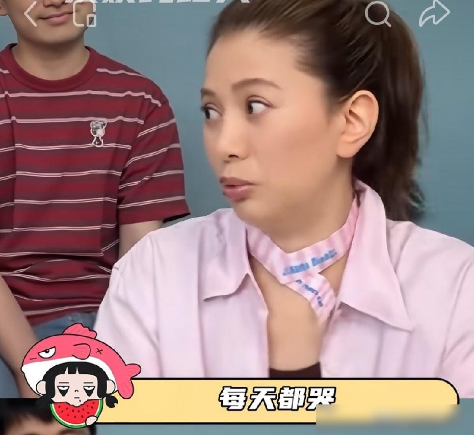袁咏仪当年拍《百万新娘》，天天哭，哭到身体垮了。医生直接撂话：再这么下去，想生孩子都难。她听完立马停工，回家养身子备孕。
那时候拍苦情戏是真哭，一天十几场，眼泪流干了就硬挤，眼睛肿得跟核桃似的。拿命换镜头，一点不夸张。
现在再看她，上节目说第一次见巩俐，直接被美到愣住。还自曝跟19岁儿子冷战，嫌