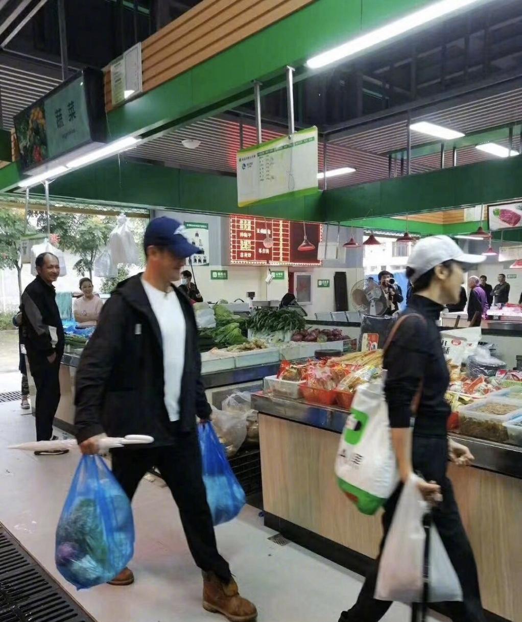 吴京陪谢楠买菜，硬汉秒变小跟班 ​