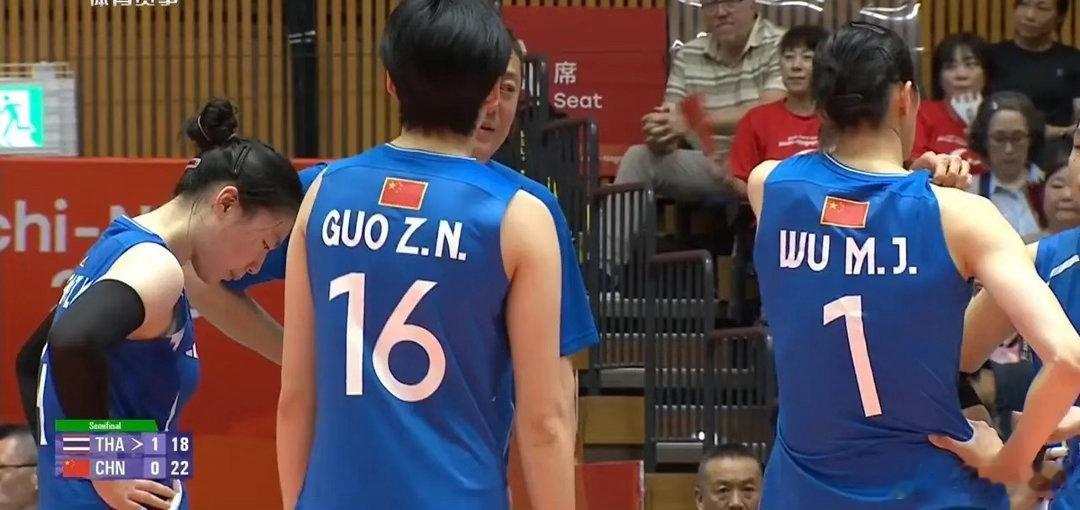 复仇成功，中国女排3-1逆转泰国，晋级决赛！

23-25
25-21
25-11
26-28
15-6

吴梦洁不再强打，而是选择巧打，体力也保持的比较好，个人得分将近30分！
王奥芊最佳副攻，得分将近20分，快，巧，灵，拦网也好，防守加强很多！
龚翔宇帮助非常大，不但第二局发球轮连续得分，把比分拉大，而且关键时刻拦 ​