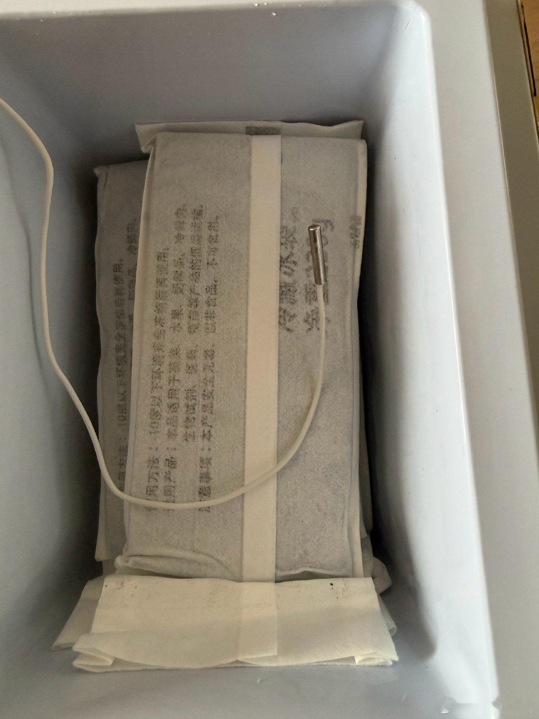 美团冷链配送的箱子
也是卷起来了，温度计全程监控，探头绑在药盒子上，收到2.1度……运输过程应该是没有超温的
感觉我们这行也可以用起来了 ​