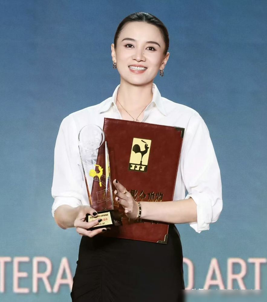 一部戏的绝对大女主是张子枫，从第一部扛到第三部，戏份和主线弧光都压在身上。结果10月19日金鸡奖提名一出来，入围最佳女主角的是宋佳，凭的是她只演了第三部、戏份体量被普遍认为像女配的林月明。片尾署名明明白白，领衔主演第一位是张子枫，申报时却把宋佳往女主赛道送。规则确实允许片方自己选类别，评委再审核，可
