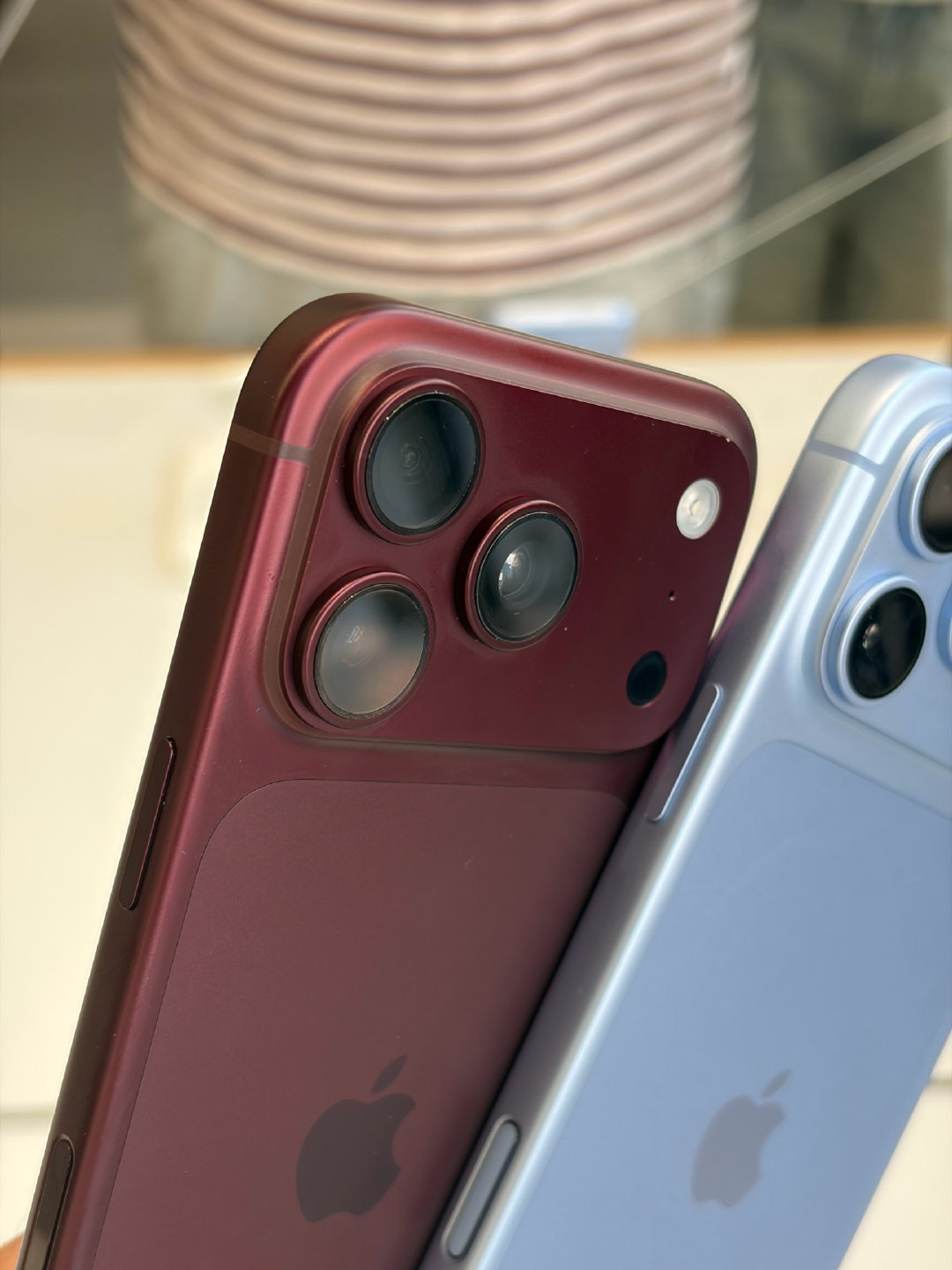 iPhone 18 Pro建议大家谨慎选红色，仔细看今年红色不只是容易沾指纹，还特别容易打油，尤其是镜头周围非常明显，干纸巾都擦不干净，得用湿纸巾擦才行，银色和蓝色没这问题 ​