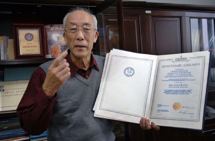 #中国科学院院士刘宝珺逝世# 【27岁，津门青年南下蓉城】#沉积地质学主要奠基人刘宝珺逝世##成都理工大学名誉校长刘宝珺逝世# 1958年10月，27岁的北京地质学院助教刘宝珺背上行囊，从华北平原远赴千里外的成都地质学院。

出生于津门大户的书香世家，让刘宝珺自小接受了良好的中西融合教育，在书法、文 ​