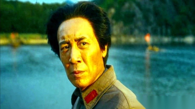 高叶和张国强主演的22集电视剧《蒸蒸日上》，定在10月10日晚间登上央视八套黄金档。
故事里的主角萧龙女离开高端的泓湖律所，把办公招牌挂在了一家大众浴池的二楼。
沈阳实景拍摄的镜头里，昔日同僚李信还在大案子里当对手，手头积压的12个民生纠纷却只能2到3集结一个案子。
说实话，看惯了西装革履在落地窗前