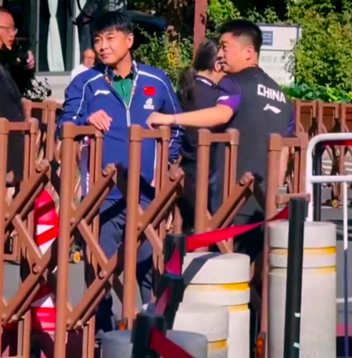 北京警方通报，WTT中国大满贯赛事期间围堵辱骂国乒男队主教练王皓的3名球迷被行政拘留，另有17人被批评教育；知名体育评论员韩乔生为此发声，提醒“热情要有边界，喜欢也要守住底线”，别让一时冲动留下违法记