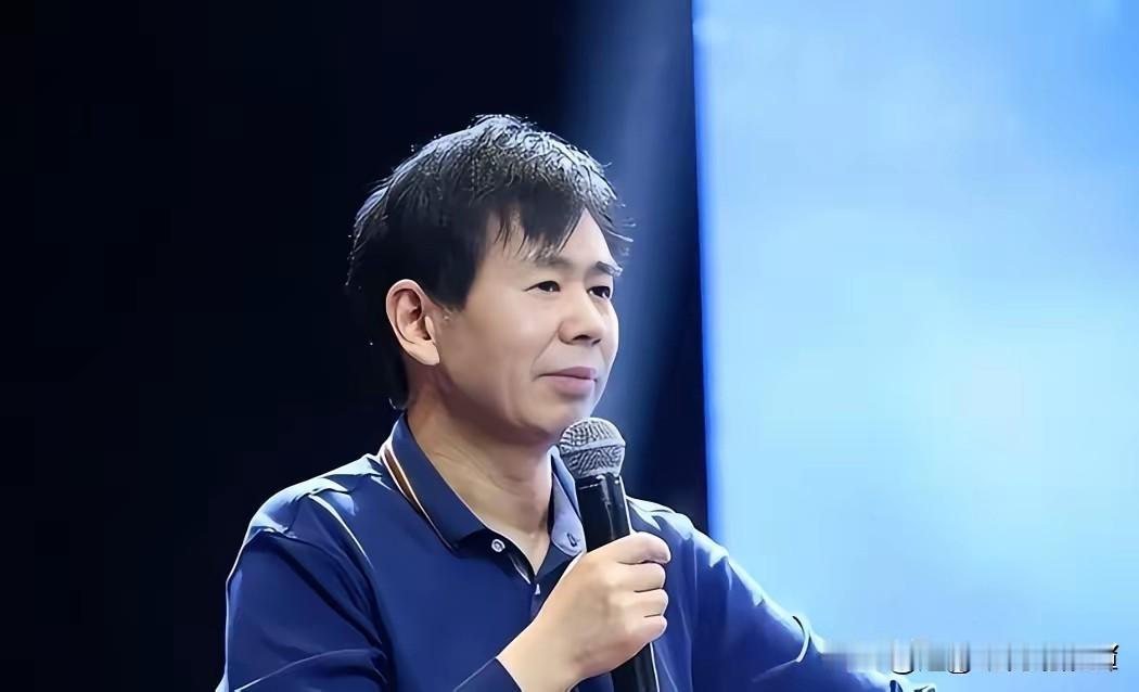 装备冠绝世界，为何敌人越逼越近？戴旭一语惊醒国人：我们丢了“警告只此一回”的凌厉杀气
 
今天的中国，早已脱胎换骨。
 
福建舰劈波斩浪、歼-20成列巡天、东风导弹全域慑敌、新锐战舰下饺子般入列。我们的国防装备，稳稳站在全球第一梯队，硬实力今非昔比。
 
可所有人都能清晰感知一个反常现象：我们越强，