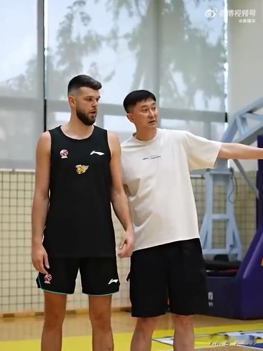 宏远积极备战，不管外界怎么评论，宏远目标坚定。 宏远放出球队备战视频...